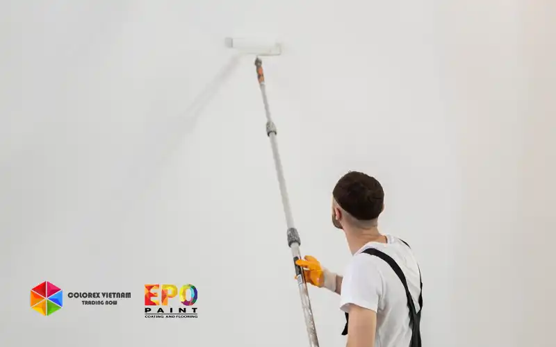 Công nhân đang thi công sơn Epoxy màu RAL tại nhà xưởng