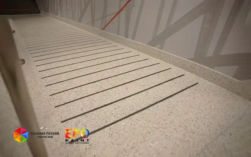 Quy trình rải cát thạch anh tạo nhám cho sàn epoxy